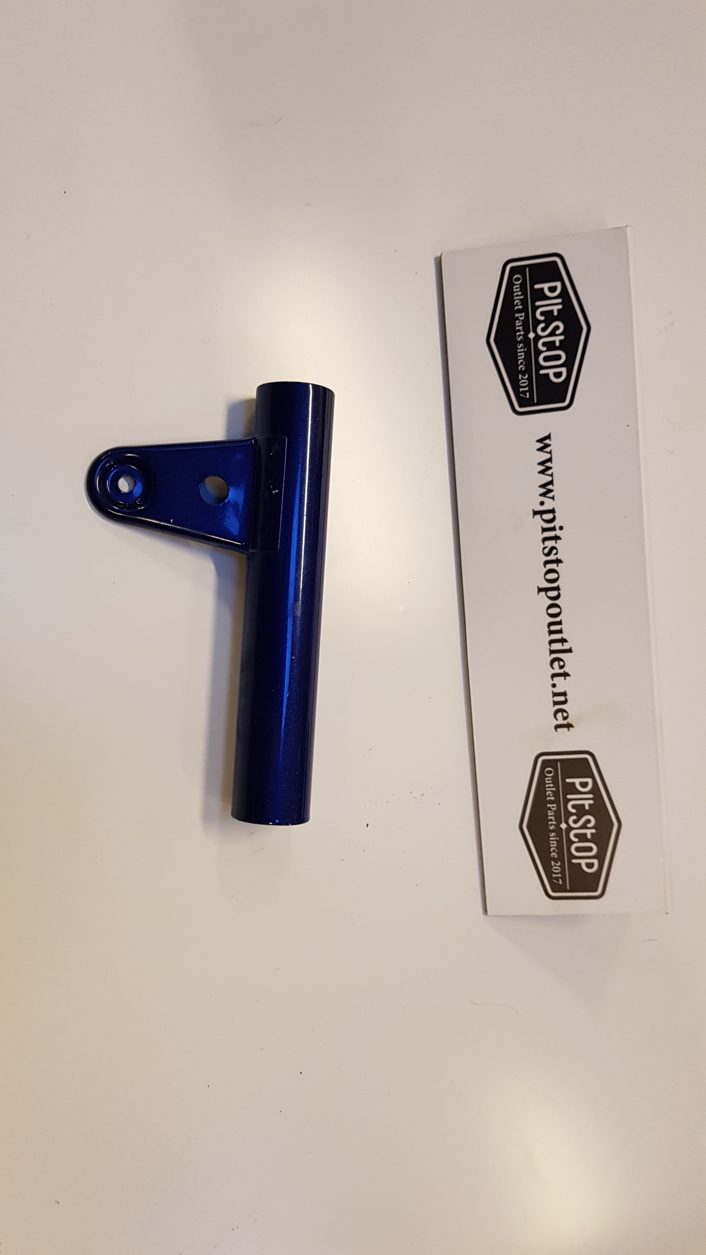 Koplamp oor donkerblauw