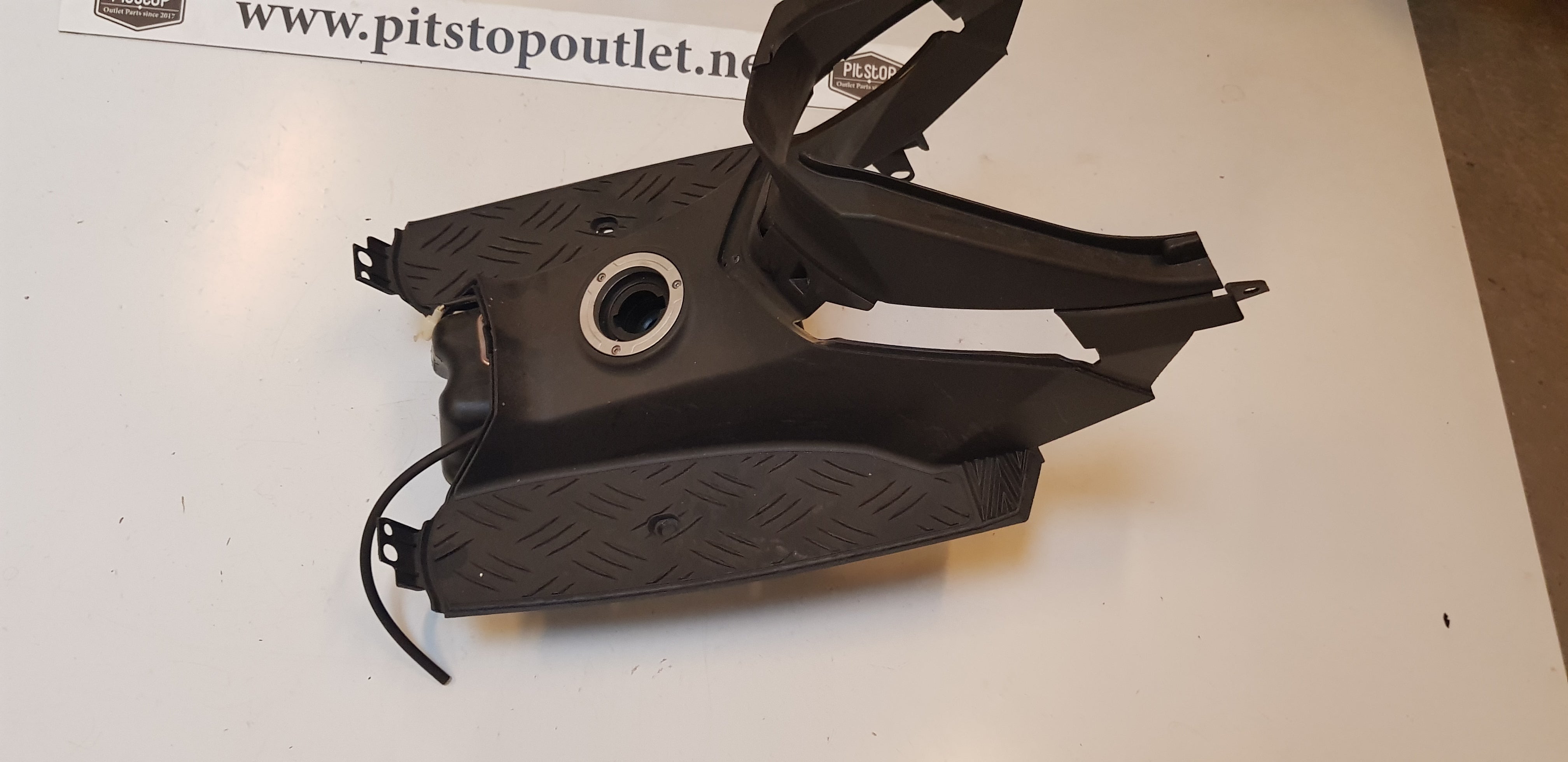 Benzinetank + Voetkap (Zwart)